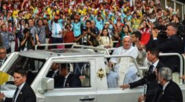 Pemimpin Tertinggi Gereja Katolik, Paus Fransiskus sebelum memimpin misa akbar di kompleks Stadion Utama Gelora Bung Karno, Jakarta, 5 September 2024. Paus Fransiskus, meninggal dunia pada usia 88 tahun di Vatikan, Roma, (21/4/2025) (Foto: Istimewa).
