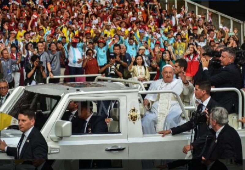 Pemimpin Tertinggi Gereja Katolik, Paus Fransiskus sebelum memimpin misa akbar di kompleks Stadion Utama Gelora Bung Karno, Jakarta, 5 September 2024. Paus Fransiskus, meninggal dunia pada usia 88 tahun di Vatikan, Roma, (21/4/2025) (Foto: Istimewa).