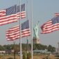Bendera setengah tiang di Gedung Putih untuk menghormati Paus Fransiskus yang wafat. Trump dan Melania akan menghadiri pemakaman di Roma, ucapnya, Senin (21/4/2025) (Foto: Istimewa/ilustrasi).