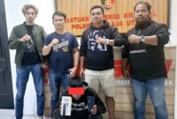 Tim Resmob Satreskrim Polres Toraja Utara berpose bersama pelaku pencurian berinisial JR (24) usai penangkapan, Jumat malam (18/04/2025), disertai barang bukti satu unit handphone Vivo Y19s di Mapolres Toraja Utara, Selasa (22/4/2025) (Humas).