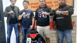 Tim Resmob Satreskrim Polres Toraja Utara berpose bersama pelaku pencurian berinisial JR (24) usai penangkapan, Jumat malam (18/04/2025), disertai barang bukti satu unit handphone Vivo Y19s di Mapolres Toraja Utara, Selasa (22/4/2025) (Humas).