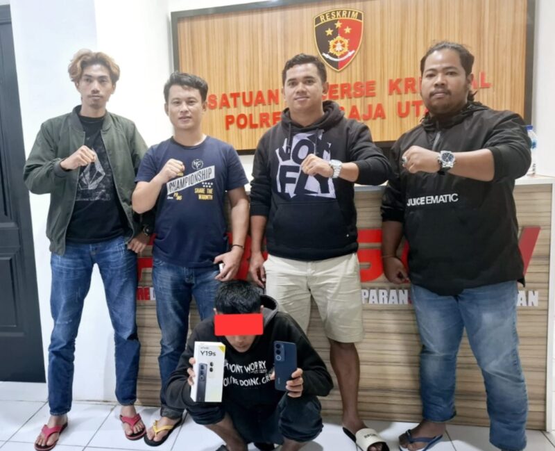 Tim Resmob Satreskrim Polres Toraja Utara berpose bersama pelaku pencurian berinisial JR (24) usai penangkapan, Jumat malam (18/04/2025), disertai barang bukti satu unit handphone Vivo Y19s di Mapolres Toraja Utara, Selasa (22/4/2025) (Humas).