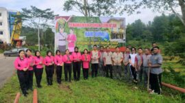 Polres Toraja Utara  bersama Bhayangkari Cabang Toraja Utara menggelar penanaman ratusan bibit pohon secara serentak di lingkungan Mapolres Toraja Utara dan Mapolsek jajaran pada Selasa pagi (22/04/2025) (Foto: Humas).