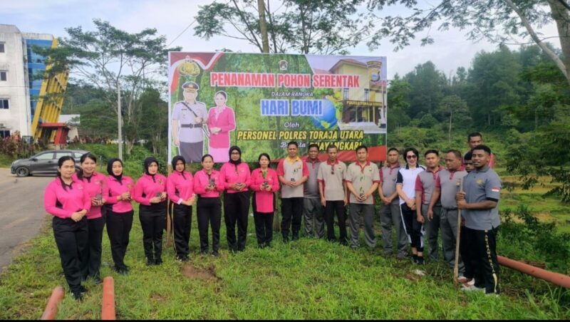 Polres Toraja Utara  bersama Bhayangkari Cabang Toraja Utara menggelar penanaman ratusan bibit pohon secara serentak di lingkungan Mapolres Toraja Utara dan Mapolsek jajaran pada Selasa pagi (22/04/2025) (Foto: Humas).
