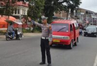 Sat Lantas Toraja Utara tempatkan personel di titik rawan untuk jaga Kamseltibcar dan tekan angka kecelakaan serta kemacetan di pagi hari, Selasa (22/4/2025) (Foto: Humas).