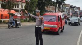 Sat Lantas Toraja Utara tempatkan personel di titik rawan untuk jaga Kamseltibcar dan tekan angka kecelakaan serta kemacetan di pagi hari, Selasa (22/4/2025) (Foto: Humas).