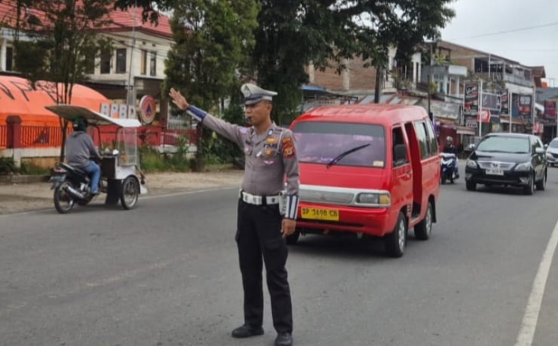 Sat Lantas Toraja Utara tempatkan personel di titik rawan untuk jaga Kamseltibcar dan tekan angka kecelakaan serta kemacetan di pagi hari, Selasa (22/4/2025) (Foto: Humas).
