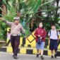 Petugas Satlantas Polres Tana Toraja membantu menyeberangkan siswa di depan sekolah saat kegiatan Strong Point pagi hari, Selasa (22/4/2025) (Foto: Humas).