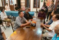 Kapolres Tana Toraja AKBP Budy Hermawan, S.I.K didampingi Wakapolres Kompol Andi Madenanri saat bersilaturahmi dengan tokoh agama di Kelurahan Bombongan, Kecamatan Makale, Kabupaten Tana Toraja, Minggu (20/04/2025) (Foto: Humas).