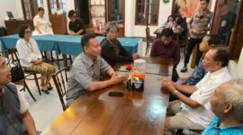 Kapolres Tana Toraja AKBP Budy Hermawan, S.I.K didampingi Wakapolres Kompol Andi Madenanri saat bersilaturahmi dengan tokoh agama di Kelurahan Bombongan, Kecamatan Makale, Kabupaten Tana Toraja, Minggu (20/04/2025) (Foto: Humas).