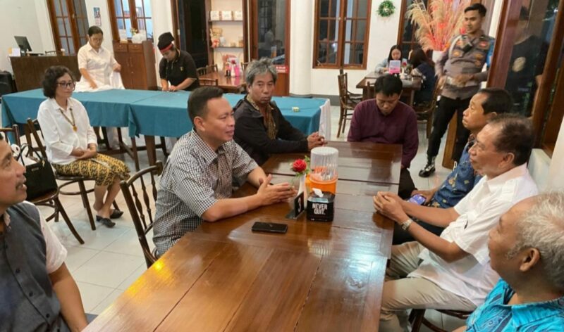 Kapolres Tana Toraja AKBP Budy Hermawan, S.I.K didampingi Wakapolres Kompol Andi Madenanri saat bersilaturahmi dengan tokoh agama di Kelurahan Bombongan, Kecamatan Makale, Kabupaten Tana Toraja, Minggu (20/04/2025) (Foto: Humas).