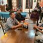 Kapolres Tana Toraja AKBP Budy Hermawan, S.I.K didampingi Wakapolres Kompol Andi Madenanri saat bersilaturahmi dengan tokoh agama di Kelurahan Bombongan, Kecamatan Makale, Kabupaten Tana Toraja, Minggu (20/04/2025) (Foto: Humas).