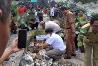 Bupati Tana Toraja, dr. Zadrak Tombeg, memimpin kegiatan penanaman pohon dalam rangka peringatan Hari Bumi 2025 di objek wisata Buntu Sarira, Kelurahan Sarira, Kecamatan Makale, pada Selasa, (22/4/2025) (Foto: Humas).