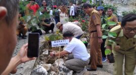 Bupati Tana Toraja, dr. Zadrak Tombeg, memimpin kegiatan penanaman pohon dalam rangka peringatan Hari Bumi 2025 di objek wisata Buntu Sarira, Kelurahan Sarira, Kecamatan Makale, pada Selasa, (22/4/2025) (Foto: Humas).