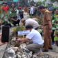 Bupati Tana Toraja, dr. Zadrak Tombeg, memimpin kegiatan penanaman pohon dalam rangka peringatan Hari Bumi 2025 di objek wisata Buntu Sarira, Kelurahan Sarira, Kecamatan Makale, pada Selasa, (22/4/2025) (Foto: Humas).
