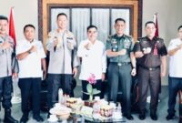 Kapolres Tana Toraja AKBP Budi Hermawan bersama Bupati Zadrak Tombe (Tengah) didampingi Forkopimda Tana Toraja saat silaturahmi di Ruang Kerja Bupati Tana Toraja, Rabu, (23/4/2025) (Foto: Humas). 