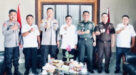 Kapolres Tana Toraja AKBP Budi Hermawan bersama Bupati Zadrak Tombe (Tengah) didampingi Forkopimda Tana Toraja saat silaturahmi di Ruang Kerja Bupati Tana Toraja, Rabu, (23/4/2025) (Foto: Humas). 