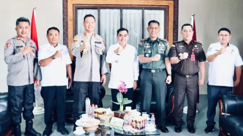 Kapolres Tana Toraja AKBP Budi Hermawan bersama Bupati Zadrak Tombe (Tengah) didampingi Forkopimda Tana Toraja saat silaturahmi di Ruang Kerja Bupati Tana Toraja, Rabu, (23/4/2025) (Foto: Humas). 