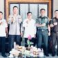 Kapolres Tana Toraja AKBP Budi Hermawan bersama Bupati Zadrak Tombe (Tengah) didampingi Forkopimda Tana Toraja saat silaturahmi di Ruang Kerja Bupati Tana Toraja, Rabu, (23/4/2025) (Foto: Humas). 