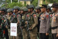 Kapolda Papua Barat memimpin apel gelar pasukan Operasi Moskona AB 2025 di Mapolres Teluk Bintuni dalam rangka pencarian Iptu Tomi Marbun, Selasa (22/4/2025) (Foto: Istimewa).
