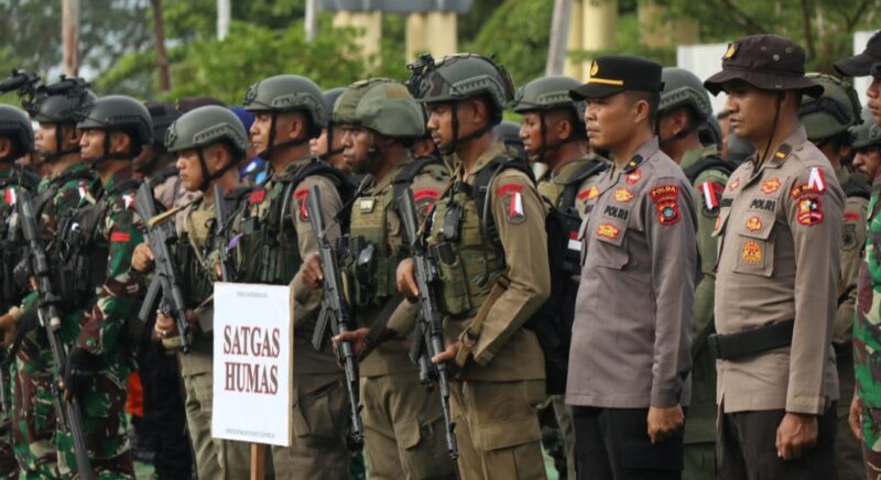 Kapolda Papua Barat memimpin apel gelar pasukan Operasi Moskona AB 2025 di Mapolres Teluk Bintuni dalam rangka pencarian Iptu Tomi Marbun, Selasa (22/4/2025) (Foto: Istimewa).