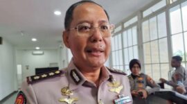 Kabid Humas Polda Papua Barat, Kombes Pol Ignatius Benny Ady Prabowo, saat memberikan keterangan pers terkait perkembangan pencarian Iptu Tomi Marbun, Selasa (22/4/2025) (Foto: Istimewa).