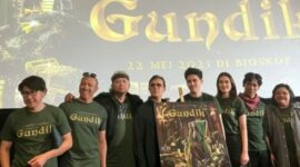 Anggy Umbara bersama para pemain dan tim produksi film Gundik saat peluncuran poster dan trailer resmi, yang dijadwalkan tayang 22 Mei 2025 (Foto: Istimewa).