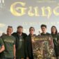 Anggy Umbara bersama para pemain dan tim produksi film Gundik saat peluncuran poster dan trailer resmi, yang dijadwalkan tayang 22 Mei 2025 (Foto: Istimewa).