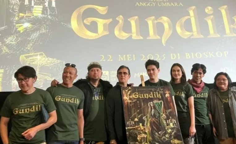 Anggy Umbara bersama para pemain dan tim produksi film Gundik saat peluncuran poster dan trailer resmi, yang dijadwalkan tayang 22 Mei 2025 (Foto: Istimewa).