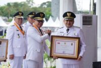Wali Kota Makassar, Munafri Arifuddin, menerima penghargaan atas Kinerja Tinggi dalam EPPD dari Wakil Menteri Dalam Negeri, Bima Arya Sugiarto, pada Upacara Peringatan Hari Otonomi Daerah ke-29 di Balikpapan, Jumat, (25/4/2025) (Foto: Istimewa).