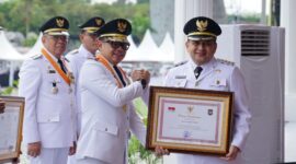 Wali Kota Makassar, Munafri Arifuddin, menerima penghargaan atas Kinerja Tinggi dalam EPPD dari Wakil Menteri Dalam Negeri, Bima Arya Sugiarto, pada Upacara Peringatan Hari Otonomi Daerah ke-29 di Balikpapan, Jumat, (25/4/2025) (Foto: Istimewa).