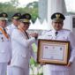 Wali Kota Makassar, Munafri Arifuddin, menerima penghargaan atas Kinerja Tinggi dalam EPPD dari Wakil Menteri Dalam Negeri, Bima Arya Sugiarto, pada Upacara Peringatan Hari Otonomi Daerah ke-29 di Balikpapan, Jumat, (25/4/2025) (Foto: Istimewa).