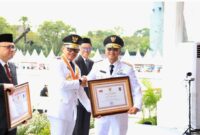 Wakil Gubernur Jawa Barat, Erwan Setiawan, menerima penghargaan LPPD 2024 dari Wakil Menteri Dalam Negeri, Bima Arya, pada peringatan Hari Otonomi Daerah ke-29 di Lapangan Dome BSCC Balikpapan, Jumat, (25/4/2025) (Foto: Istimewa).