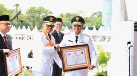 Wakil Gubernur Jawa Barat, Erwan Setiawan, menerima penghargaan LPPD 2024 dari Wakil Menteri Dalam Negeri, Bima Arya, pada peringatan Hari Otonomi Daerah ke-29 di Lapangan Dome BSCC Balikpapan, Jumat, (25/4/2025) (Foto: Istimewa).