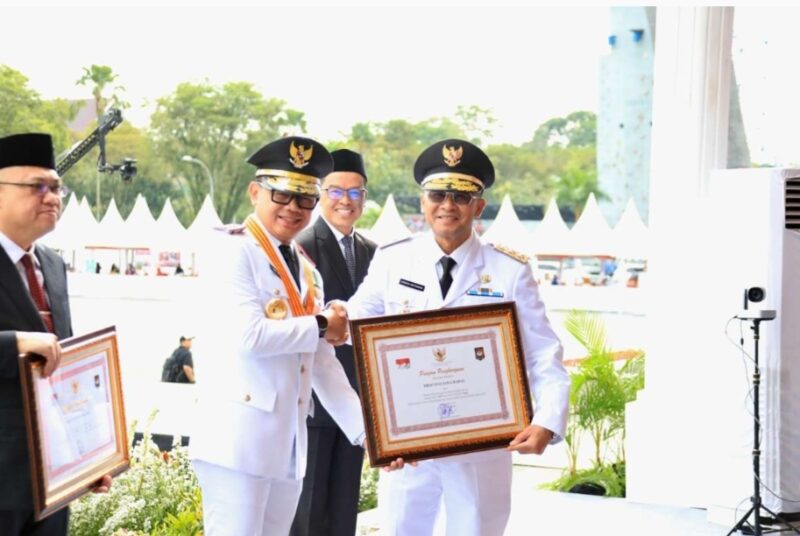 Wakil Gubernur Jawa Barat, Erwan Setiawan, menerima penghargaan LPPD 2024 dari Wakil Menteri Dalam Negeri, Bima Arya, pada peringatan Hari Otonomi Daerah ke-29 di Lapangan Dome BSCC Balikpapan, Jumat, (25/4/2025) (Foto: Istimewa).