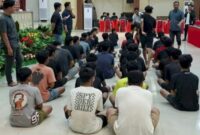 40 terduga pelaku penipuan berkedok Passobis digiring dari Markas Kodam XIV/Hasanuddin ke Mapolda Sulsel, Jumat (25/4/2025) sore (Foto: Istimewa).