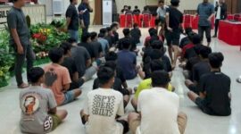 40 terduga pelaku penipuan berkedok Passobis digiring dari Markas Kodam XIV/Hasanuddin ke Mapolda Sulsel, Jumat (25/4/2025) sore (Foto: Istimewa).