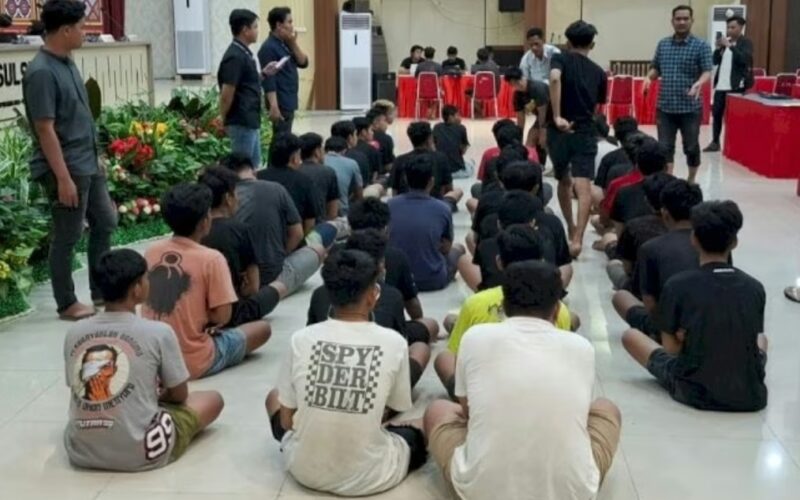 40 terduga pelaku penipuan berkedok Passobis digiring dari Markas Kodam XIV/Hasanuddin ke Mapolda Sulsel, Jumat (25/4/2025) sore (Foto: Istimewa).