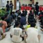 40 terduga pelaku penipuan berkedok Passobis digiring dari Markas Kodam XIV/Hasanuddin ke Mapolda Sulsel, Jumat (25/4/2025) sore (Foto: Istimewa).