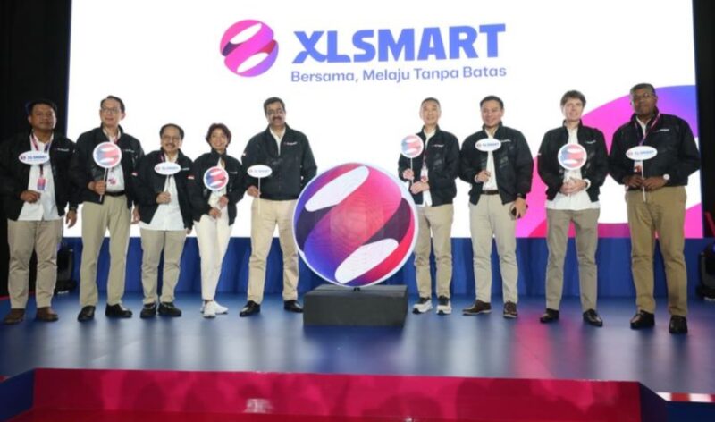 Para pimpinan PT XLSmart Telecom Sejahtera Tbk berfoto bersama dalam acara peluncuran nama baru hasil merger XL Axiata dan Smartfren, di Jakarta, Kamis (24/4/2025) (Foto: Istimewa).