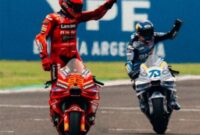 Alex Marquez dan Marc Marquez saling memberi salam kemenangan usai MotoGP Spanyol 2025 di Sirkuit Jerez, Minggu (27/4/2025) malam WIB (Foto: Istimewa).