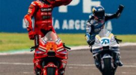 Alex Marquez dan Marc Marquez saling memberi salam kemenangan usai MotoGP Spanyol 2025 di Sirkuit Jerez, Minggu (27/4/2025) malam WIB (Foto: Istimewa).