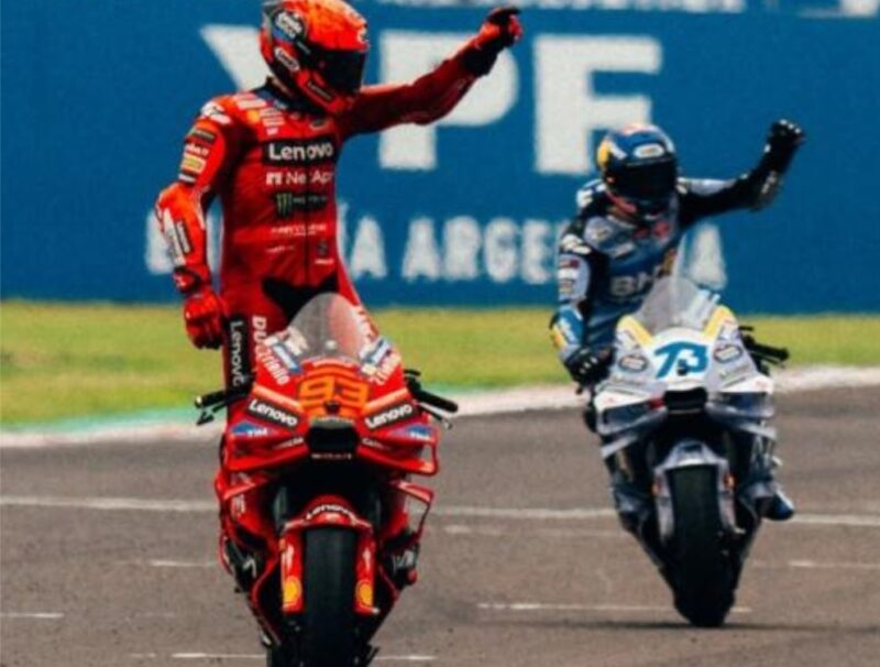 Alex Marquez dan Marc Marquez saling memberi salam kemenangan usai MotoGP Spanyol 2025 di Sirkuit Jerez, Minggu (27/4/2025) malam WIB (Foto: Istimewa).