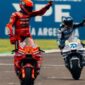 Alex Marquez dan Marc Marquez saling memberi salam kemenangan usai MotoGP Spanyol 2025 di Sirkuit Jerez, Minggu (27/4/2025) malam WIB (Foto: Istimewa).