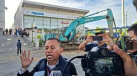 Kuasa hukum Ricky Tandiawan, Ichsanullah, memberikan keterangan pers di lokasi eksekusi lahan showroom Mazda Pettarani, Makassar, Senin (28/4/2025) (Foto: Istimewa).