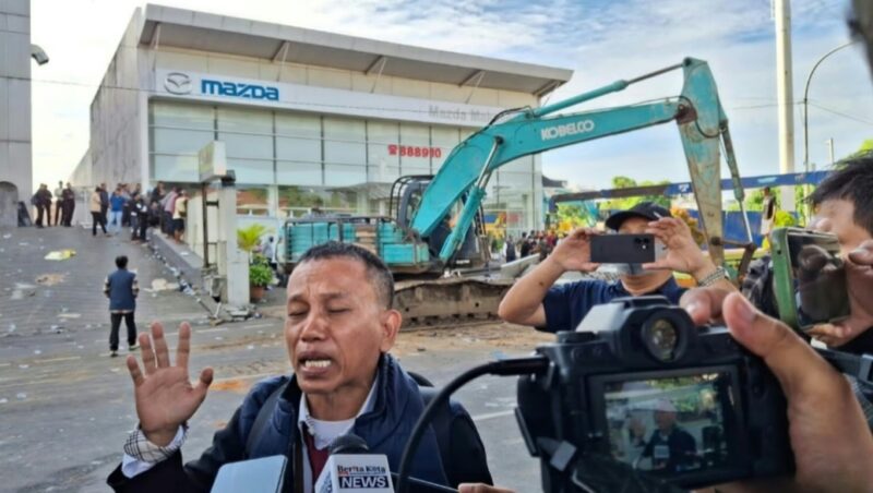 Kuasa hukum Ricky Tandiawan, Ichsanullah, memberikan keterangan pers di lokasi eksekusi lahan showroom Mazda Pettarani, Makassar, Senin (28/4/2025) (Foto: Istimewa).