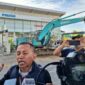 Kuasa hukum Ricky Tandiawan, Ichsanullah, memberikan keterangan pers di lokasi eksekusi lahan showroom Mazda Pettarani, Makassar, Senin (28/4/2025) (Foto: Istimewa).