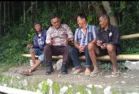 Bhabinkamtibmas Polsek Makale saat menyambangi warga di Lingkungan Mandetek, Tana Toraja, Selasa, (29/4/2025) (Foto: Istimewa).