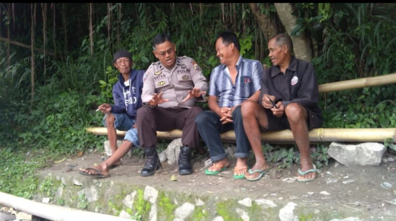 Bhabinkamtibmas Polsek Makale saat menyambangi warga di Lingkungan Mandetek, Tana Toraja, Selasa, (29/4/2025) (Foto: Istimewa).