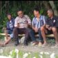 Bhabinkamtibmas Polsek Makale saat menyambangi warga di Lingkungan Mandetek, Tana Toraja, Selasa, (29/4/2025) (Foto: Istimewa).